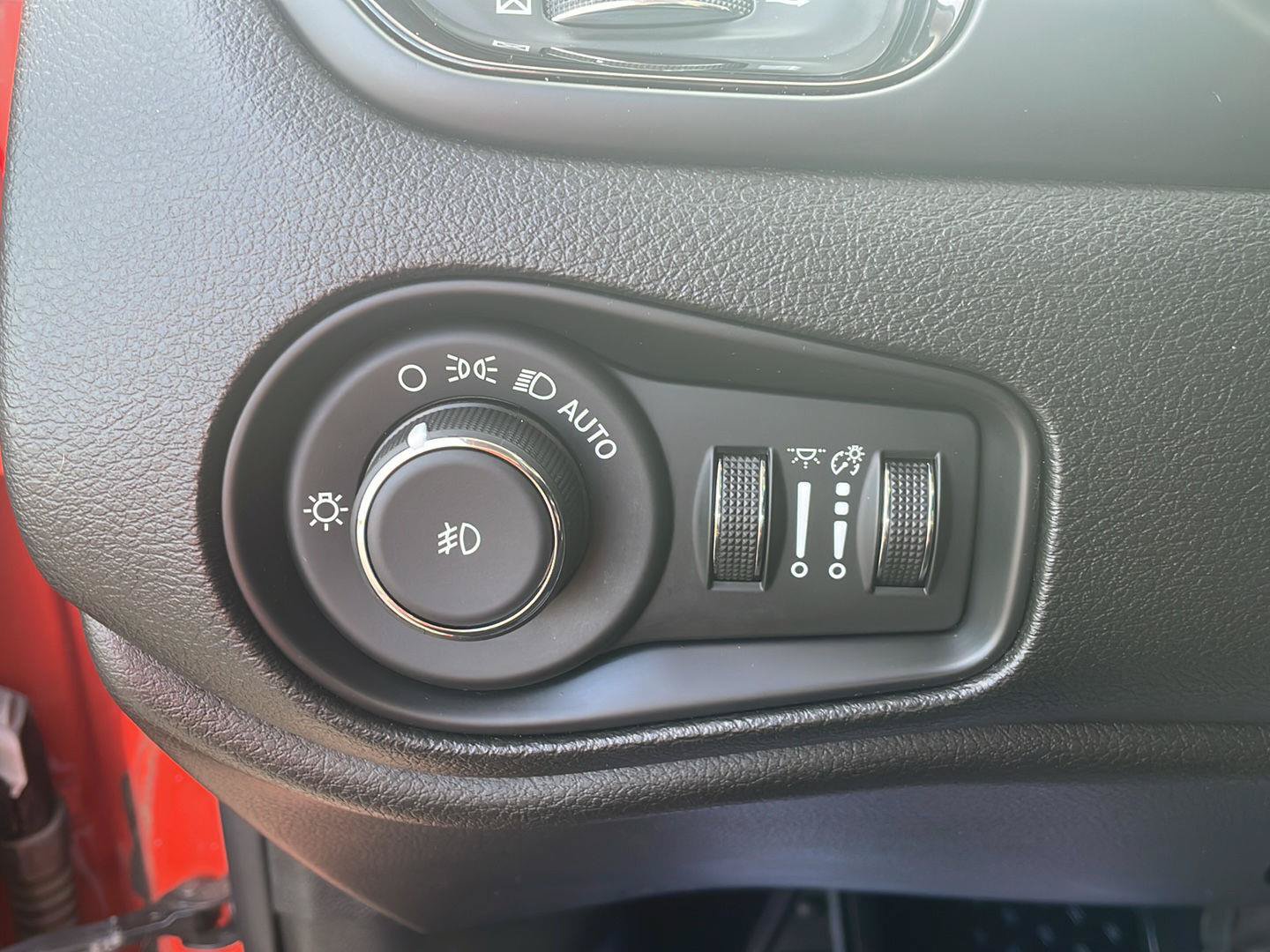 Used 2019 Jeep Renegade Altitude w/ Quick Order Package 2XM AWD/4WD image 13