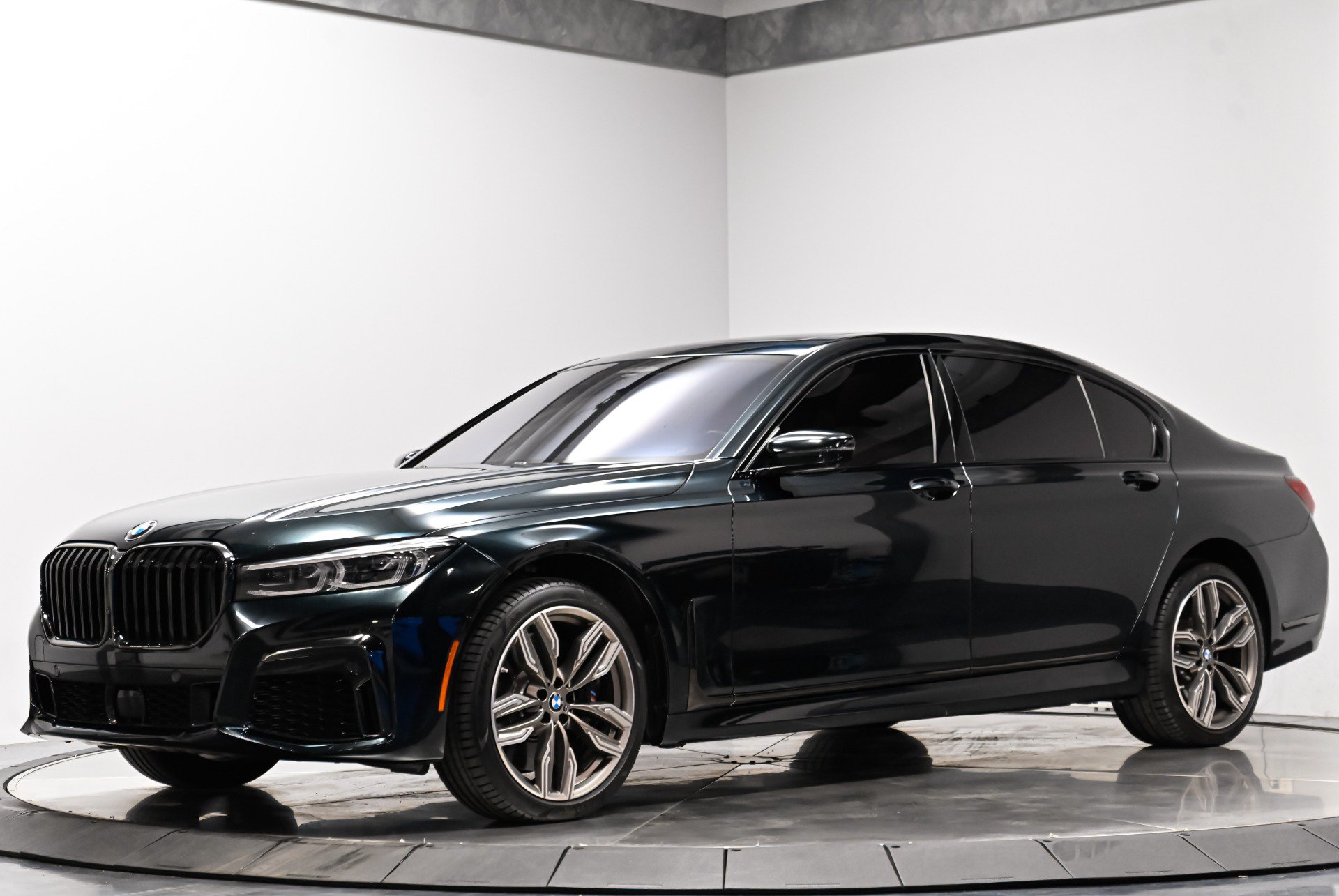 Used 2022 BMW M760i xDrive AWD/4WD image 2