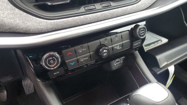 Certified 2024 Jeep Compass Latitude image 16