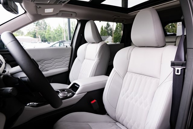 New 2025 Mitsubishi Outlander AWD image 24