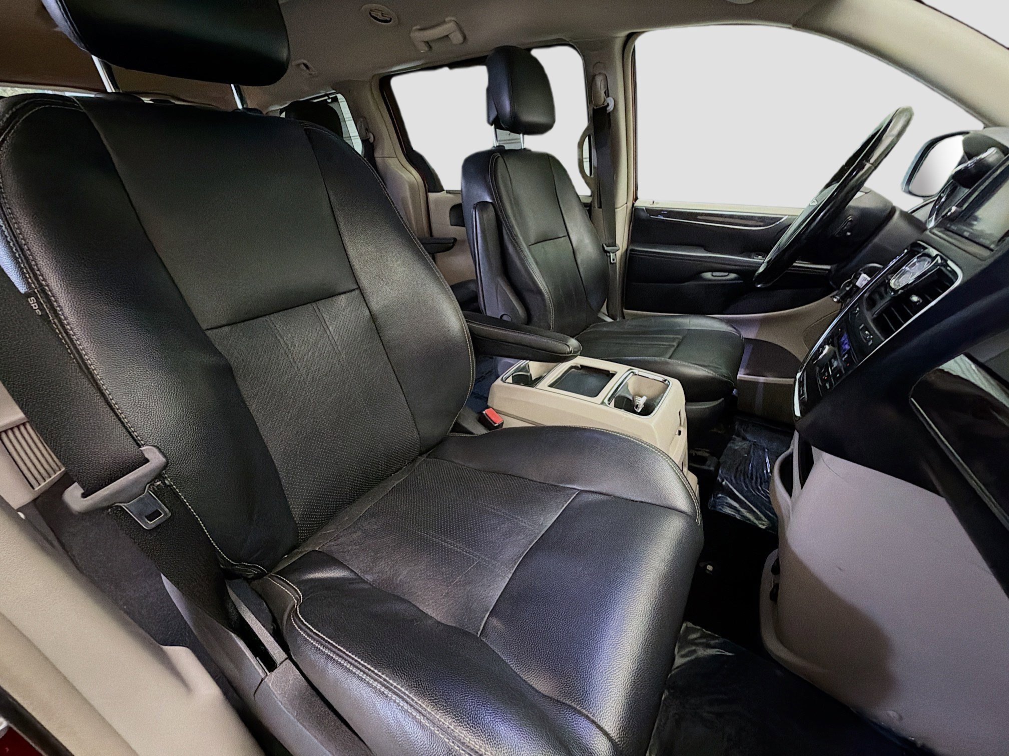 Used 2011 Chrysler Town & Country Touring-L image 15