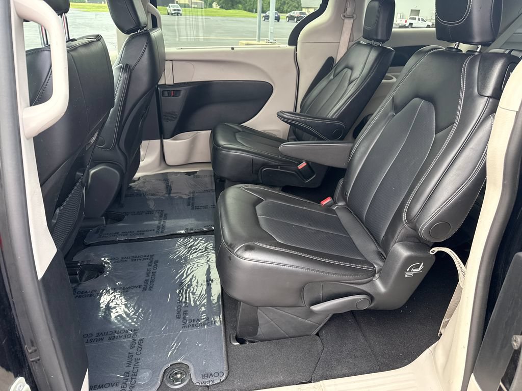 Used 2024 Chrysler Pacifica Touring-L FWD image 18