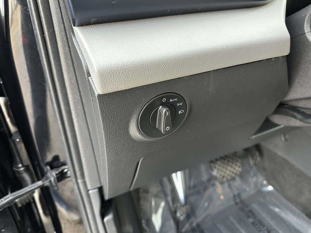 Certified 2023 Volkswagen Taos SE w/ Black Wheel Package image 21