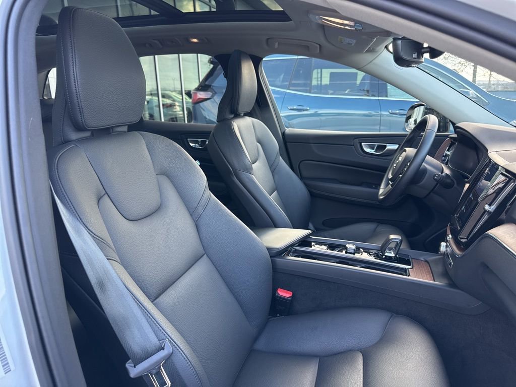 Used 2024 Volvo XC60 B5 Plus image 19