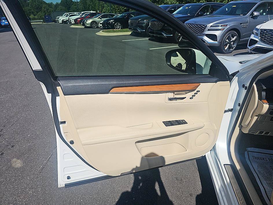 Used 2015 Lexus ES 300h w/ Navigation System Package FWD image 10