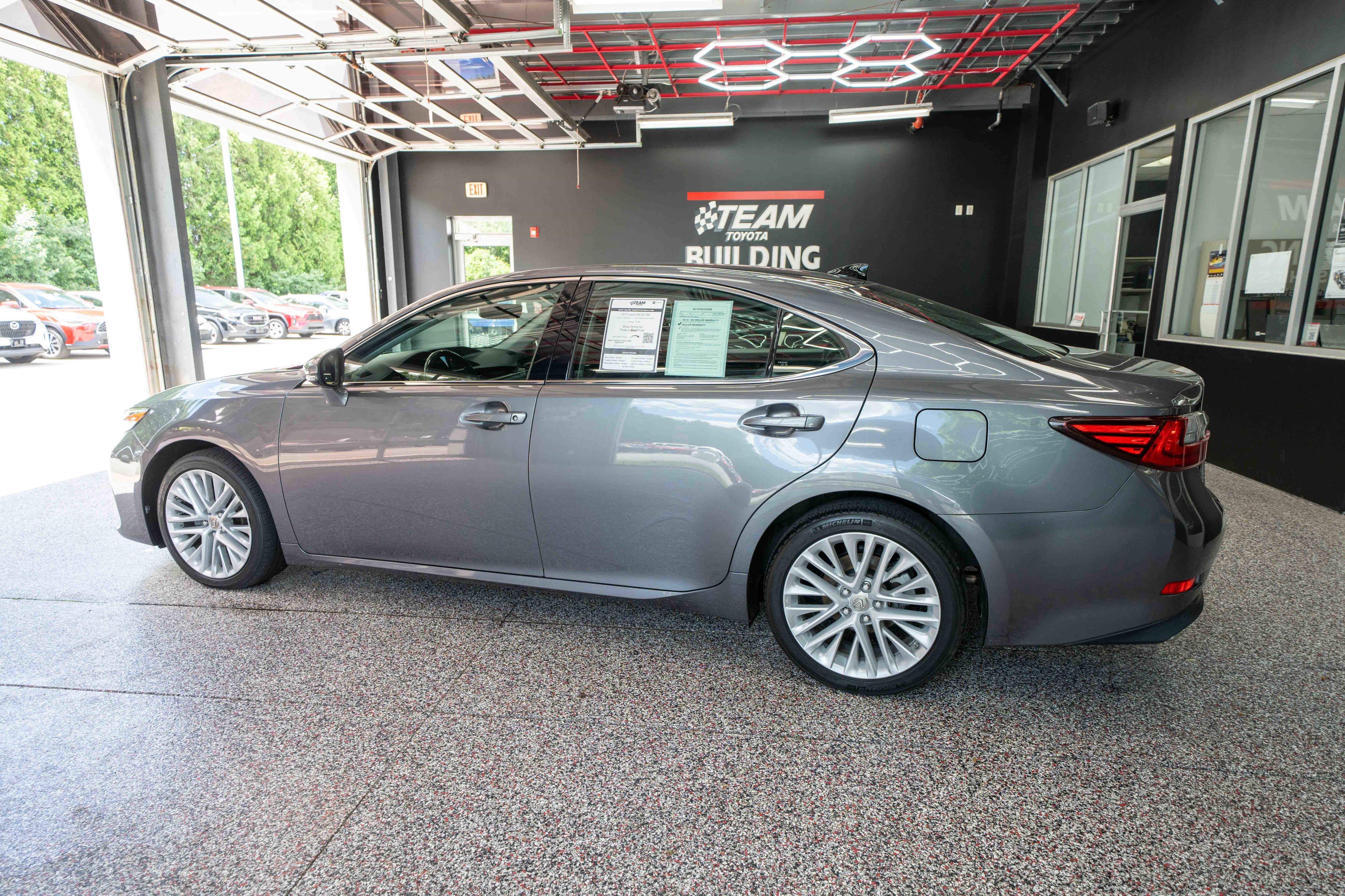 Used 2017 Lexus ES 350 w/ Luxury Package FWD image 2