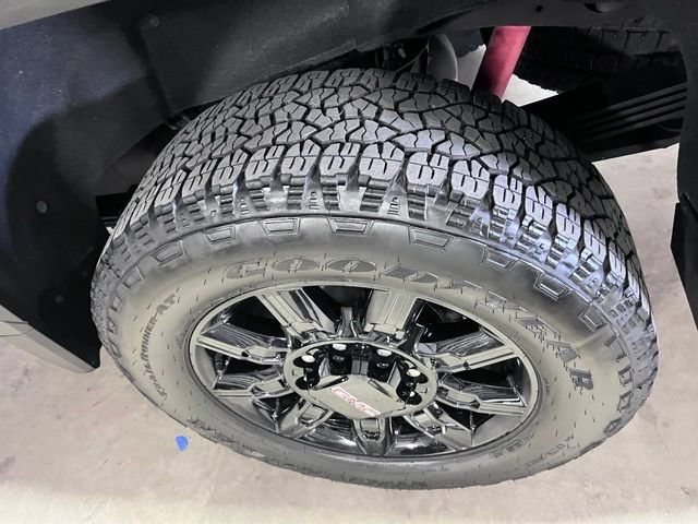Used 2024 GMC Sierra 2500 AT4 w/ Technology Package AWD/4WD image 9