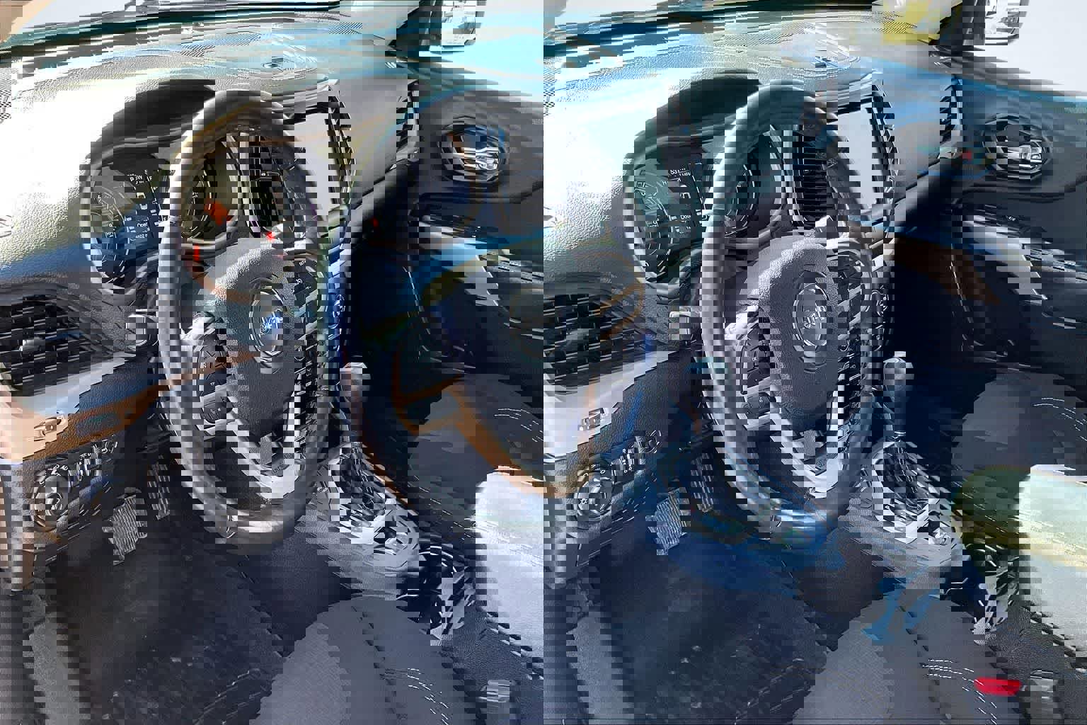 Used 2017 Jeep Cherokee Latitude w/ Comfort/Convenience Group image 2