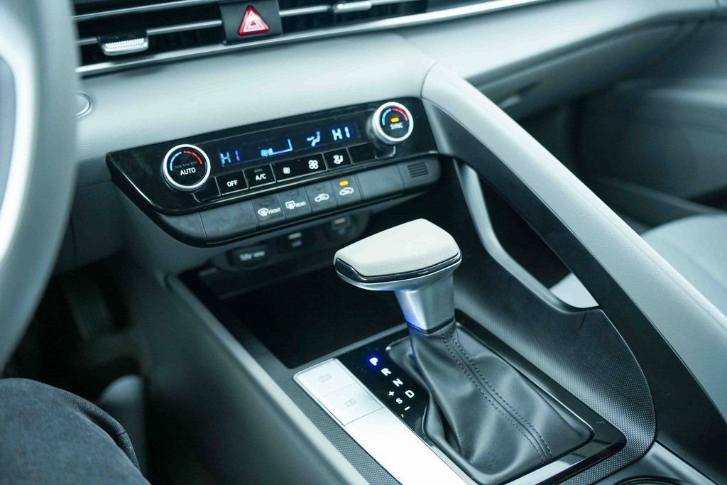 Used 2022 Hyundai Elantra SEL image 33