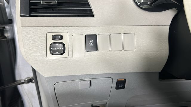 Used 2014 Toyota Sienna LE AWD/4WD image 19