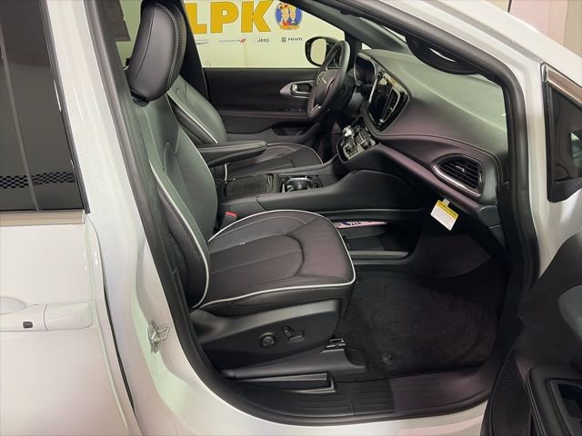 New 2026 Chrysler Pacifica Limited FWD image 16