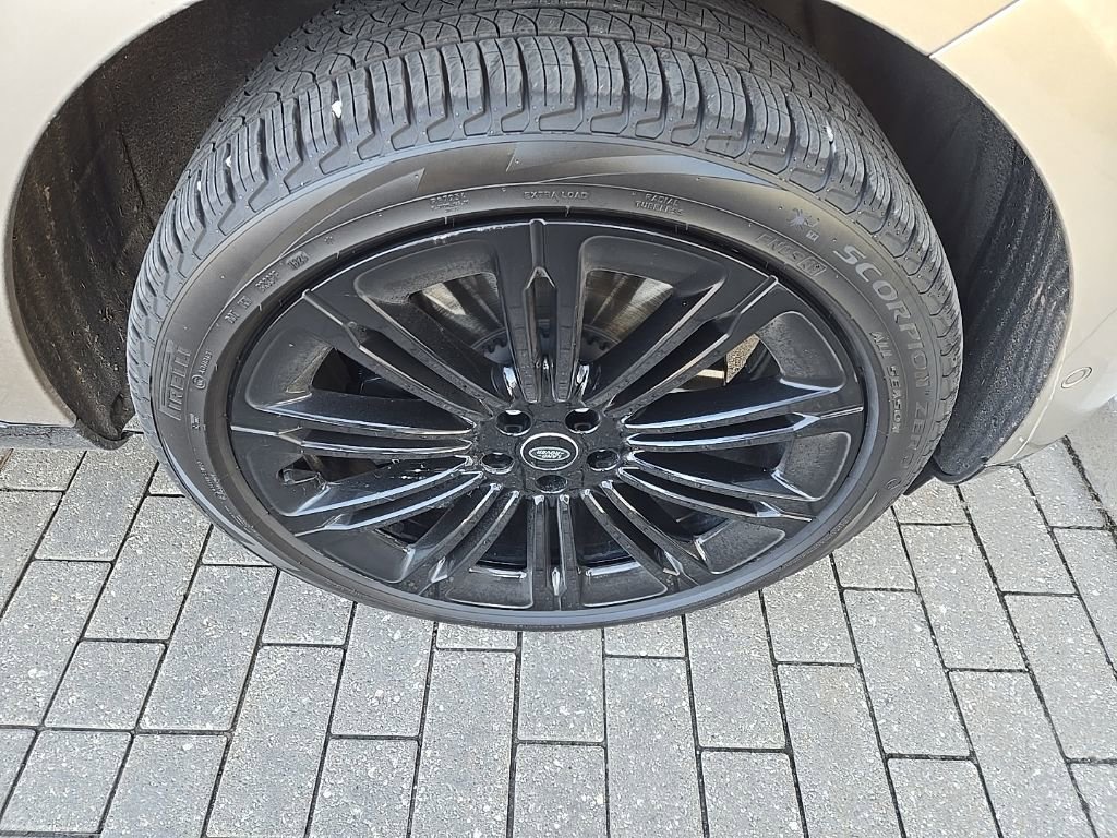 Certified 2023 Land Rover Range Rover SE image 11