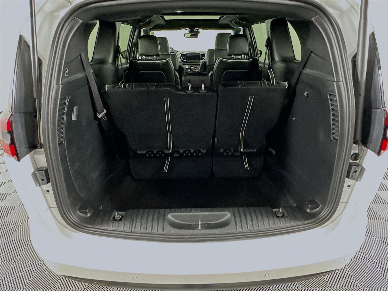 Used 2025 Chrysler Pacifica Limited image 27