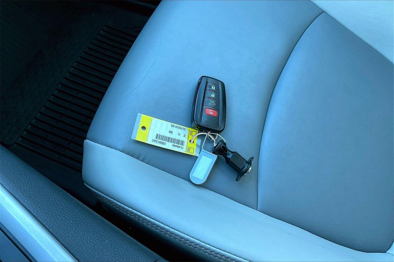 Used 2022 Toyota RAV4 XLE Premium image 31