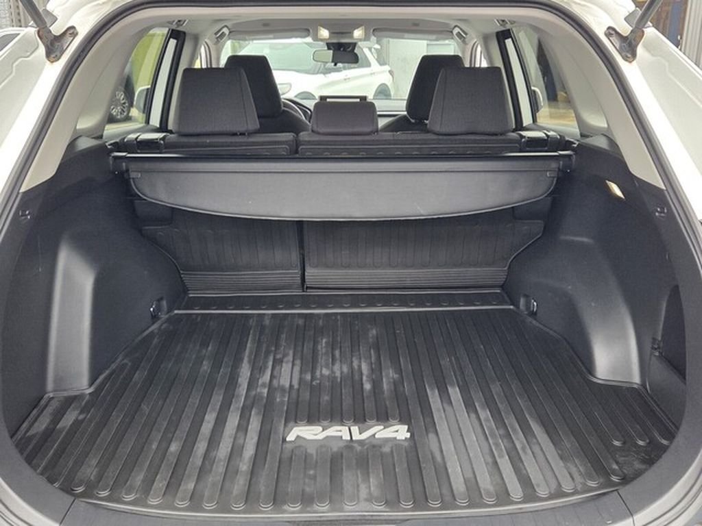 Used 2024 Toyota RAV4 LE FWD image 15