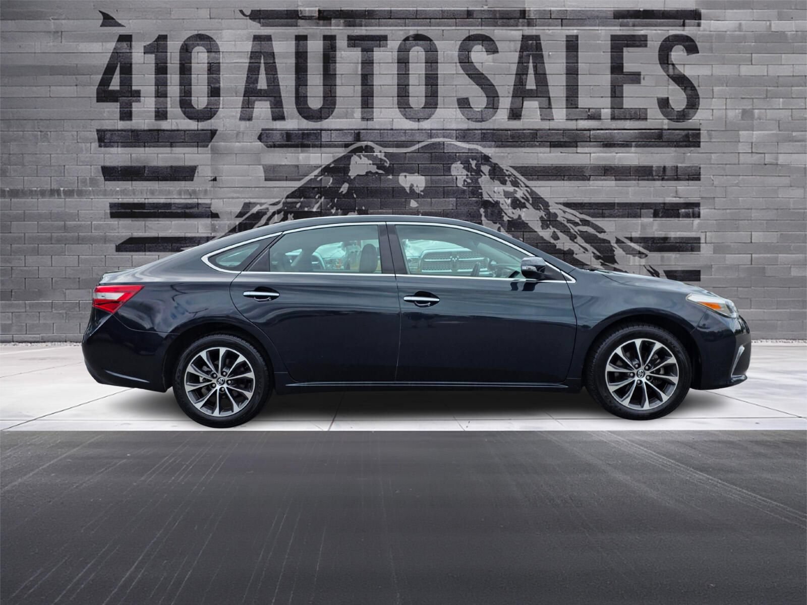 Used 2018 Toyota Avalon XLE FWD image 2