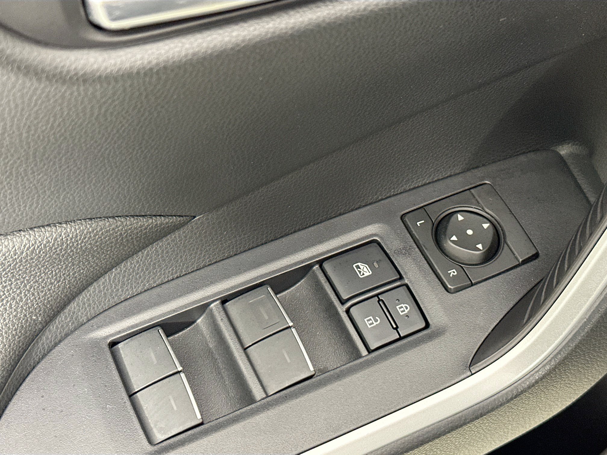 Used 2025 Toyota RAV4 XLE w/ Convenience Package AWD/4WD image 17