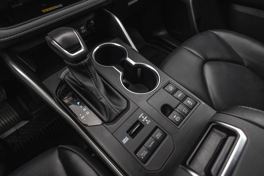 Used 2023 Toyota Highlander XLE image 19