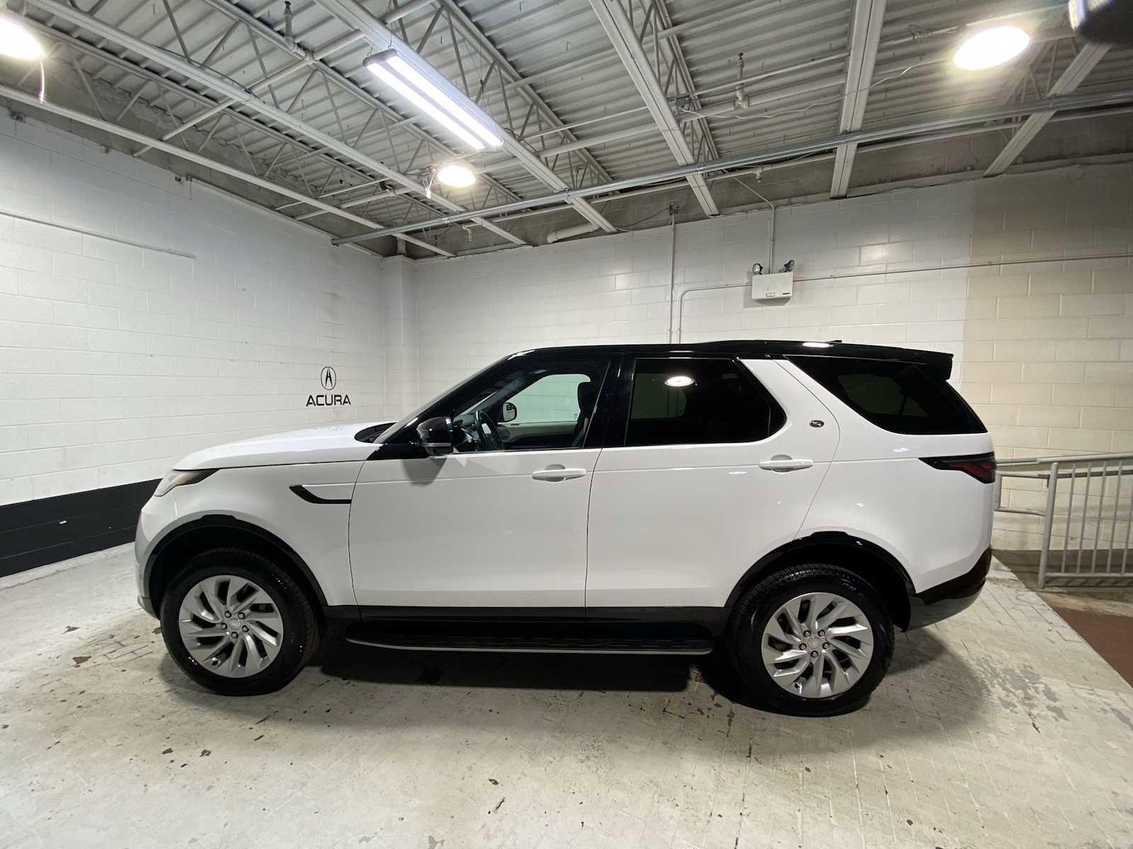Used 2023 Land Rover Discovery S R-Dynamic AWD/4WD image 3