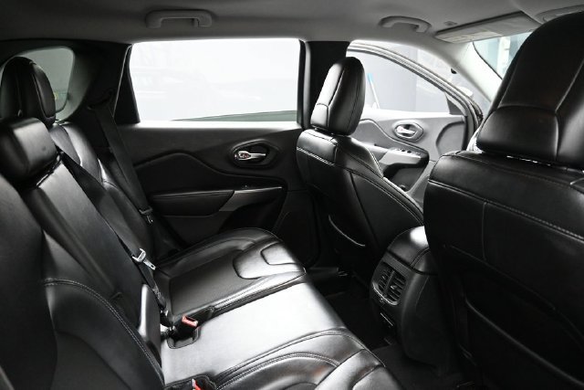 Used 2019 Jeep Cherokee Latitude Plus FWD image 31
