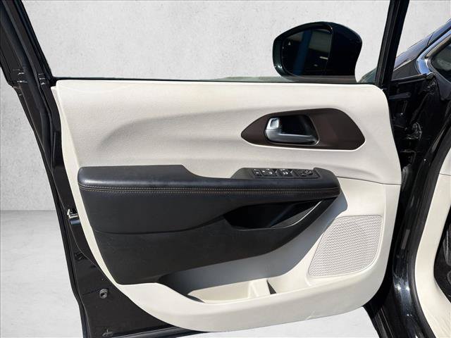 Used 2018 Chrysler Pacifica Touring Plus w/ Tire & Wheel Group FWD image 9