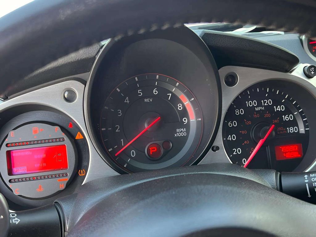 Used 2018 Nissan 370Z Coupe RWD image 16