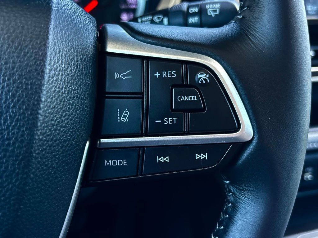 Used 2022 Toyota Highlander LE FWD image 16