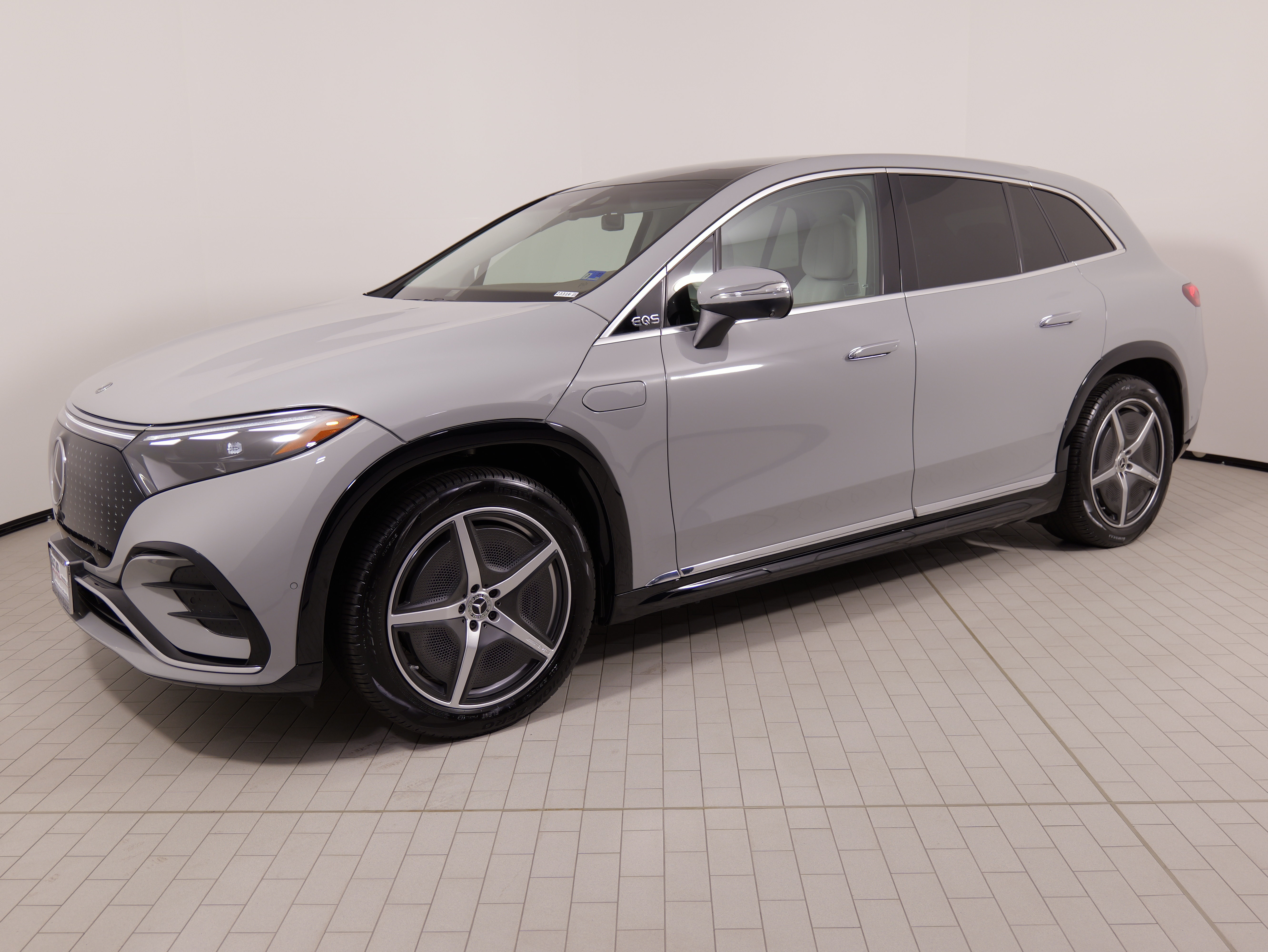 Used 2023 Mercedes-Benz EQS 580 4MATIC SUV image 3