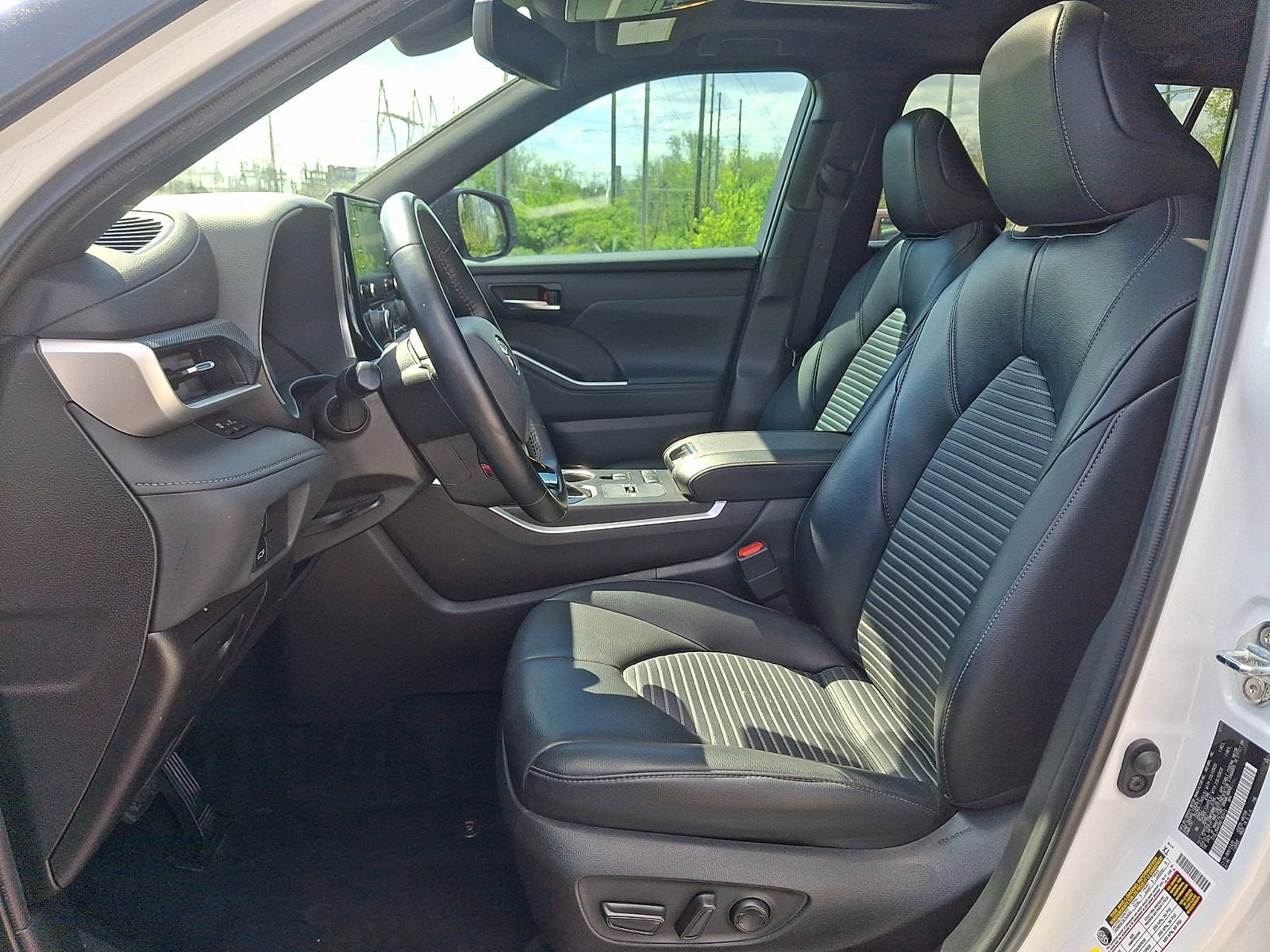 Used 2022 Toyota Highlander XSE FWD image 14