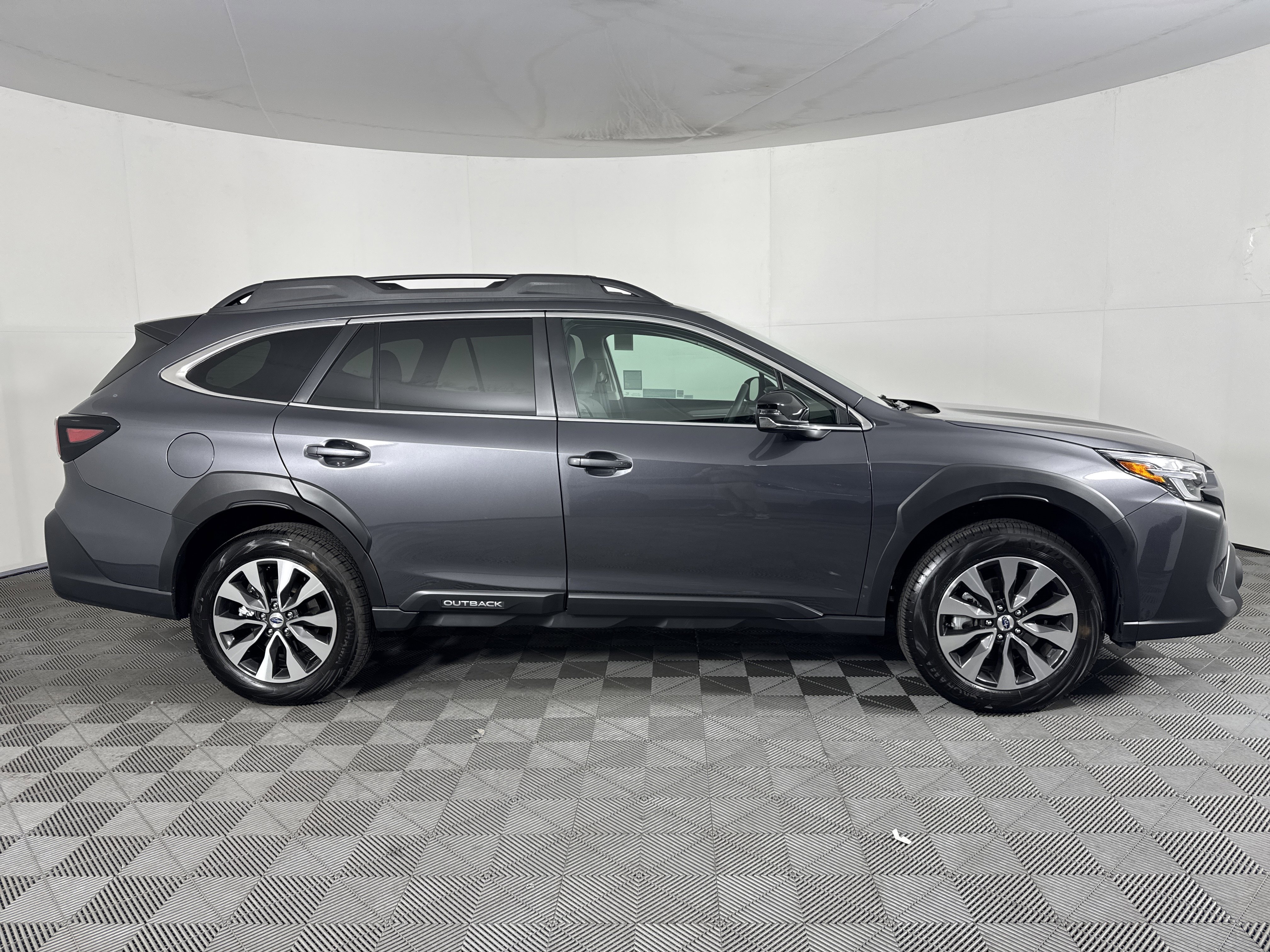 Used 2025 Subaru Outback Limited image 3