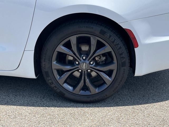 Used 2020 Chrysler Pacifica Touring w/ S Appearance Package FWD image 15