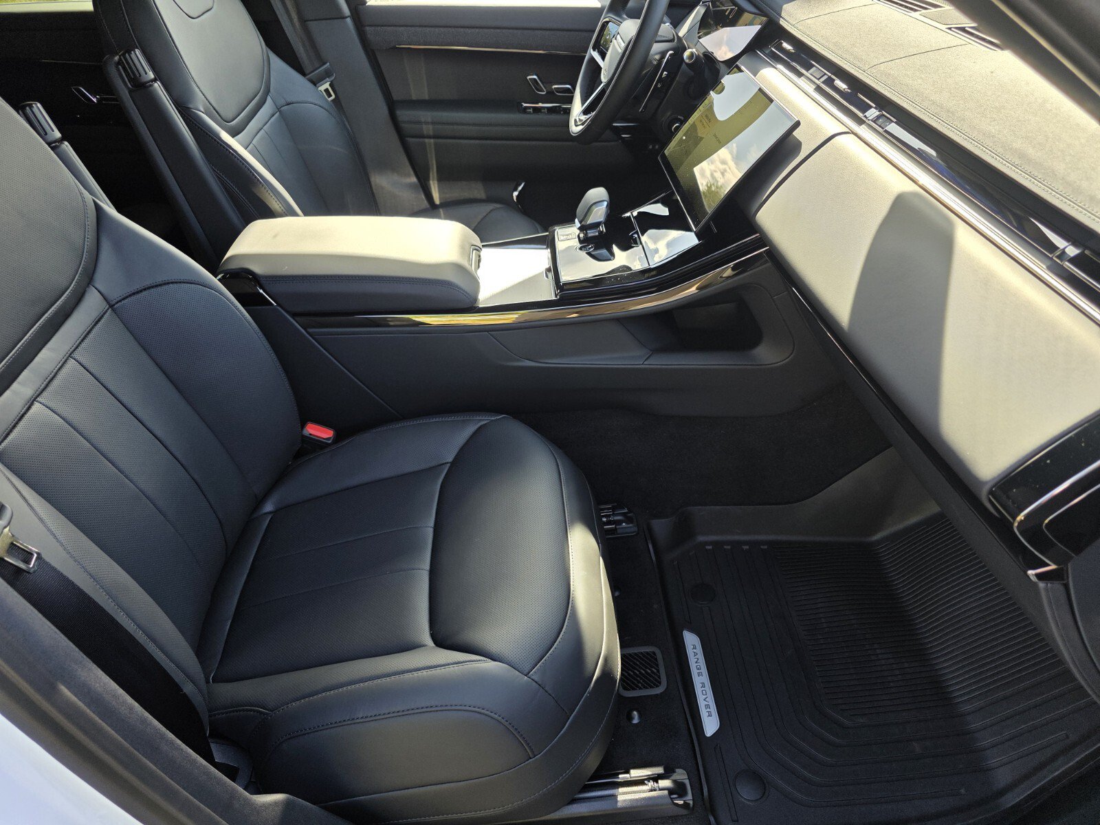 New 2027 Land Rover Range Rover Sport Dynamic SE AWD/4WD image 3
