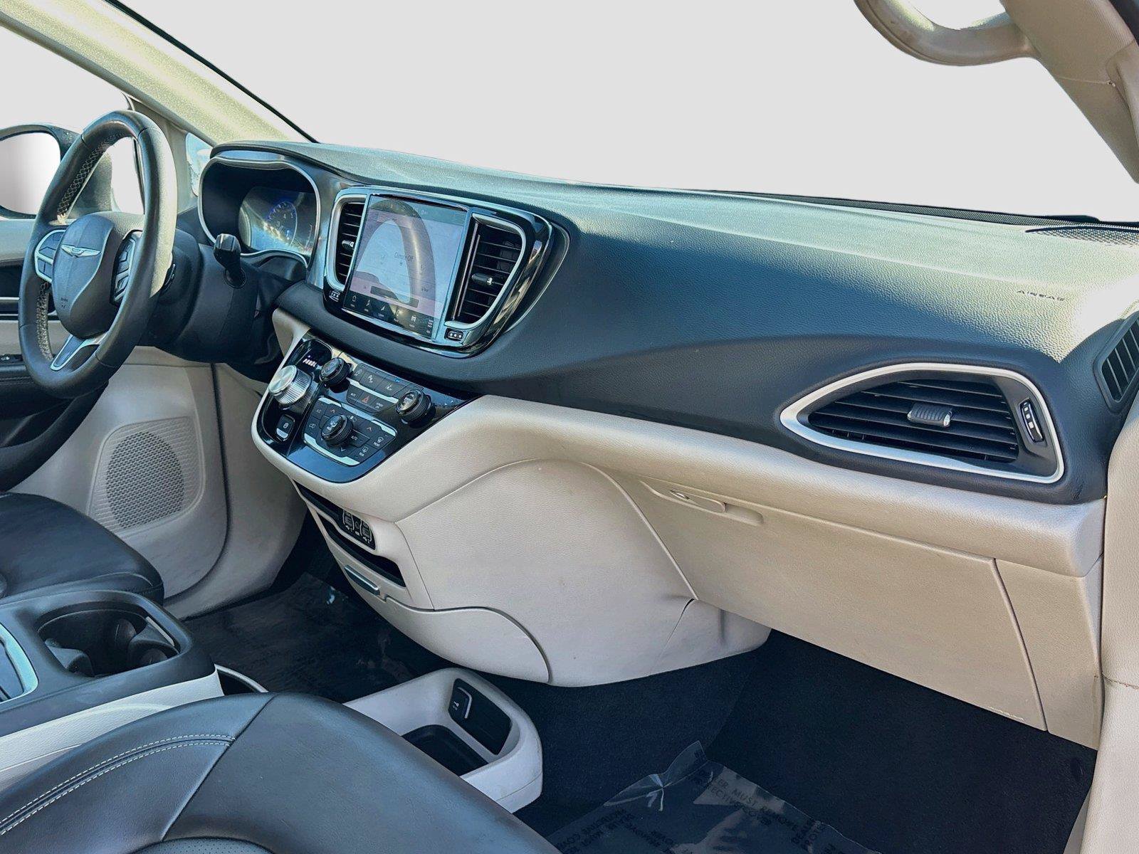 Used 2023 Chrysler Pacifica Touring-L FWD image 29