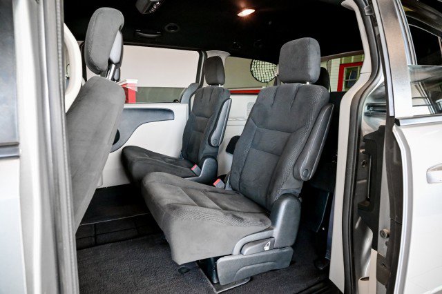 Used 2017 Dodge Grand Caravan SE FWD image 17