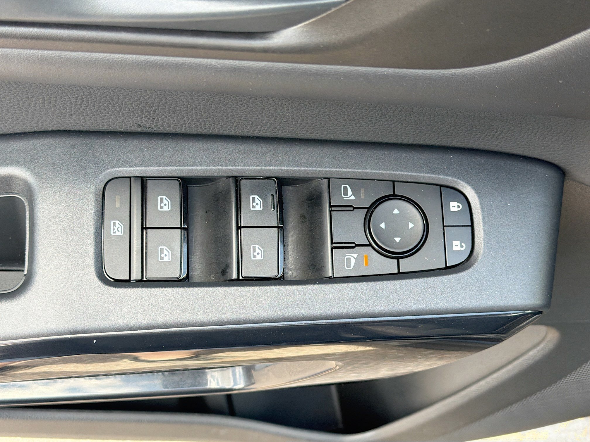 Used 2025 Nissan Pathfinder SV AWD/4WD image 15