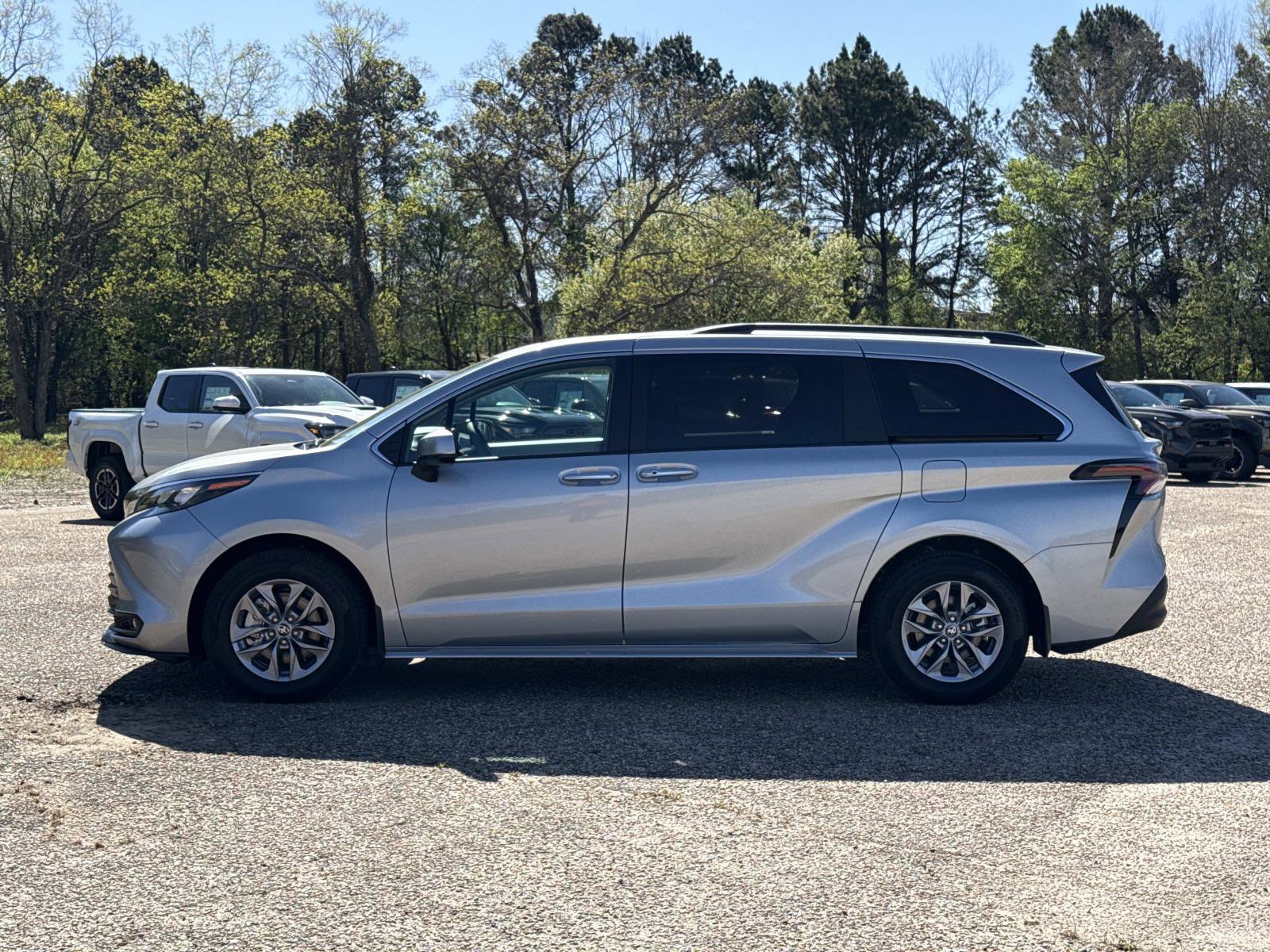 Used 2025 Toyota Sienna XLE image 6