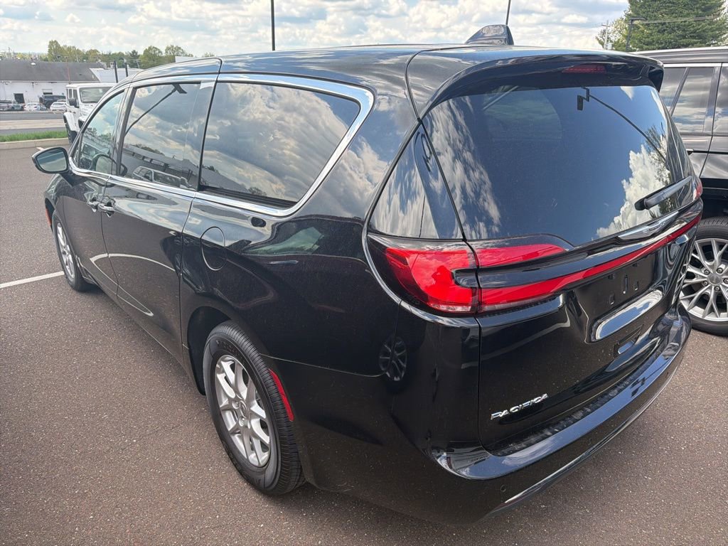 Used 2025 Chrysler Pacifica Select image 3