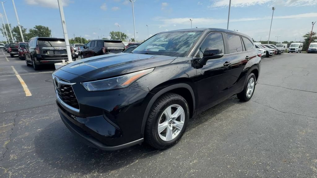 Used 2023 Toyota Highlander L FWD image 4