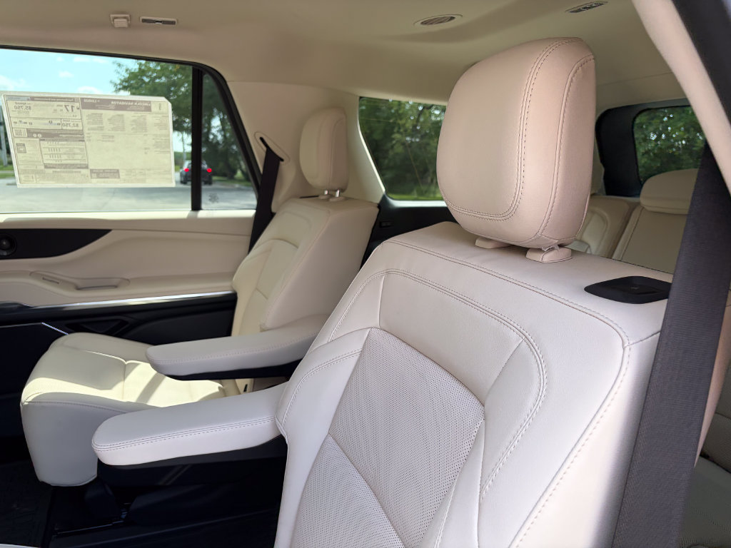 New 2027 Lincoln Navigator Premiere AWD/4WD image 18