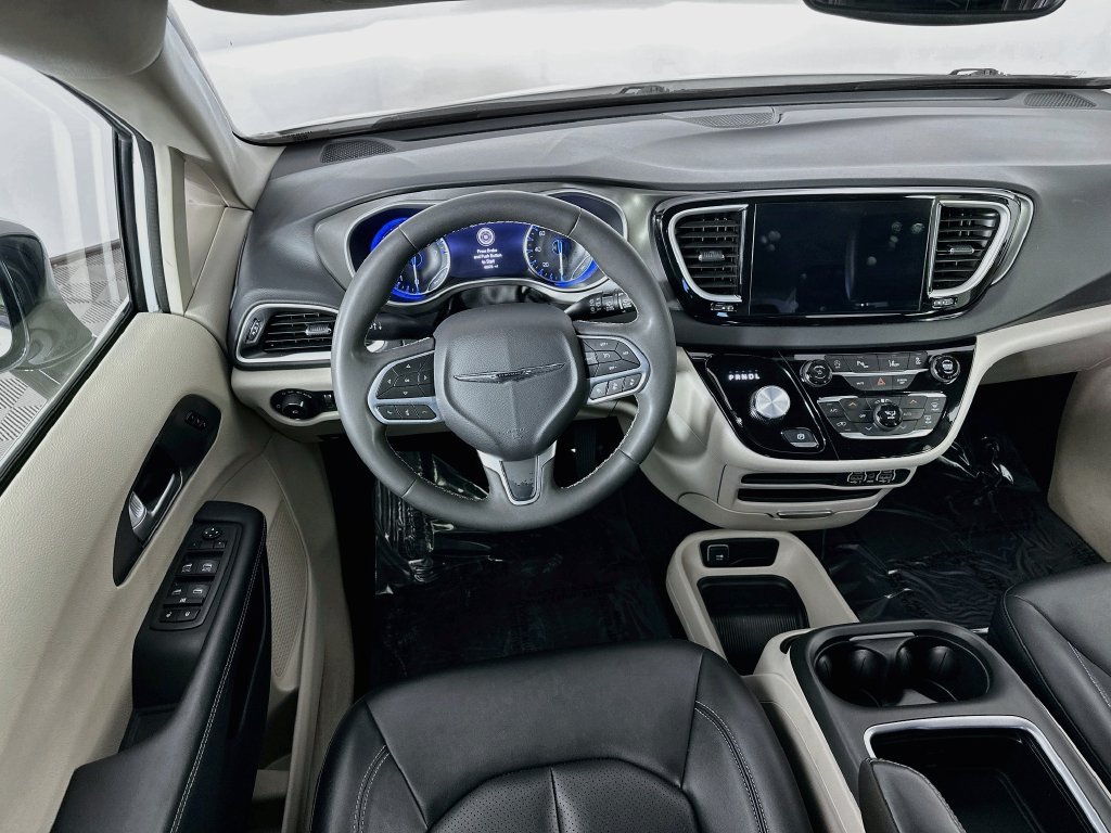 Certified 2024 Chrysler Pacifica Touring-L FWD image 32