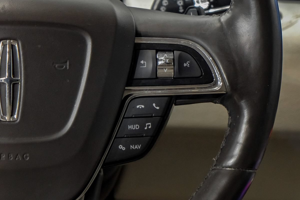 Used 2020 Lincoln Navigator L Reserve w/ Luxury Package RWD image 17