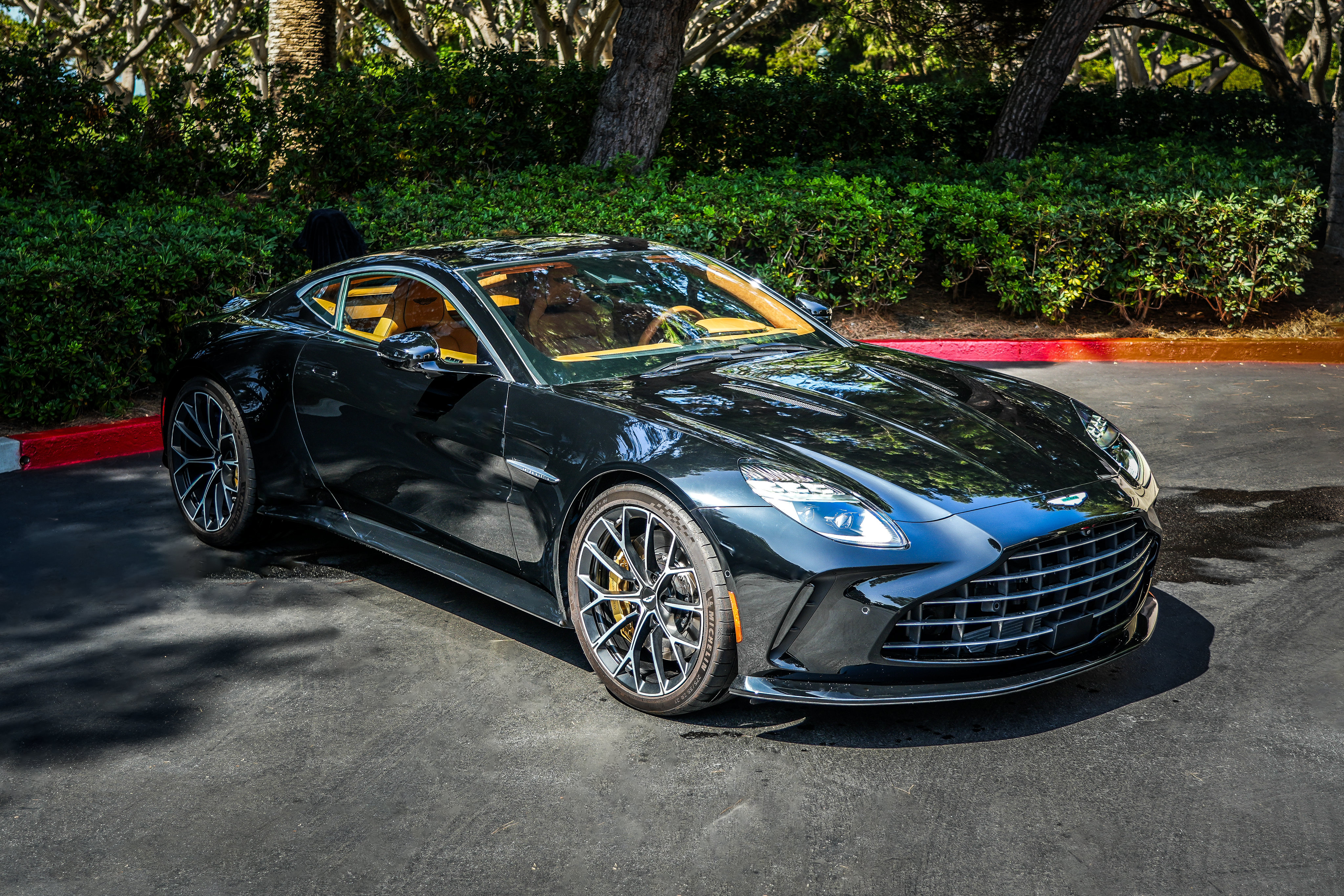Used 2025 Aston Martin V8 Vantage Coupe RWD image 1