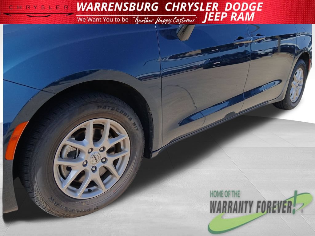 Used 2024 Chrysler Pacifica Touring-L FWD image 35