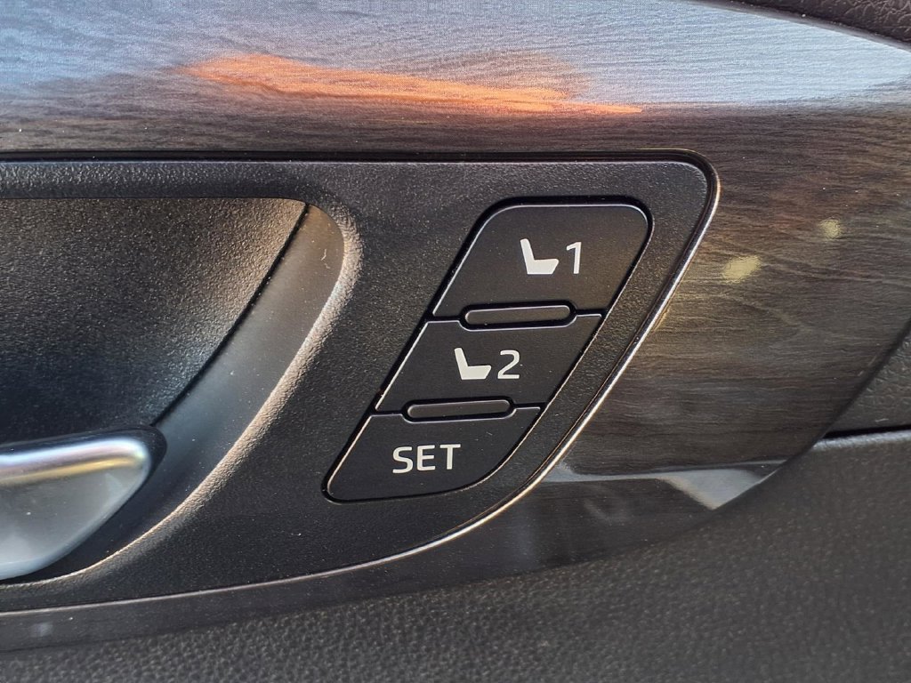 Used 2021 Toyota Highlander Limited FWD image 8