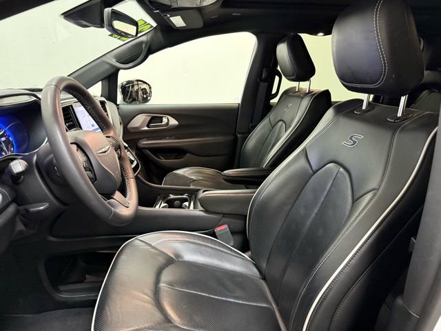 Used 2025 Chrysler Pacifica Limited image 16