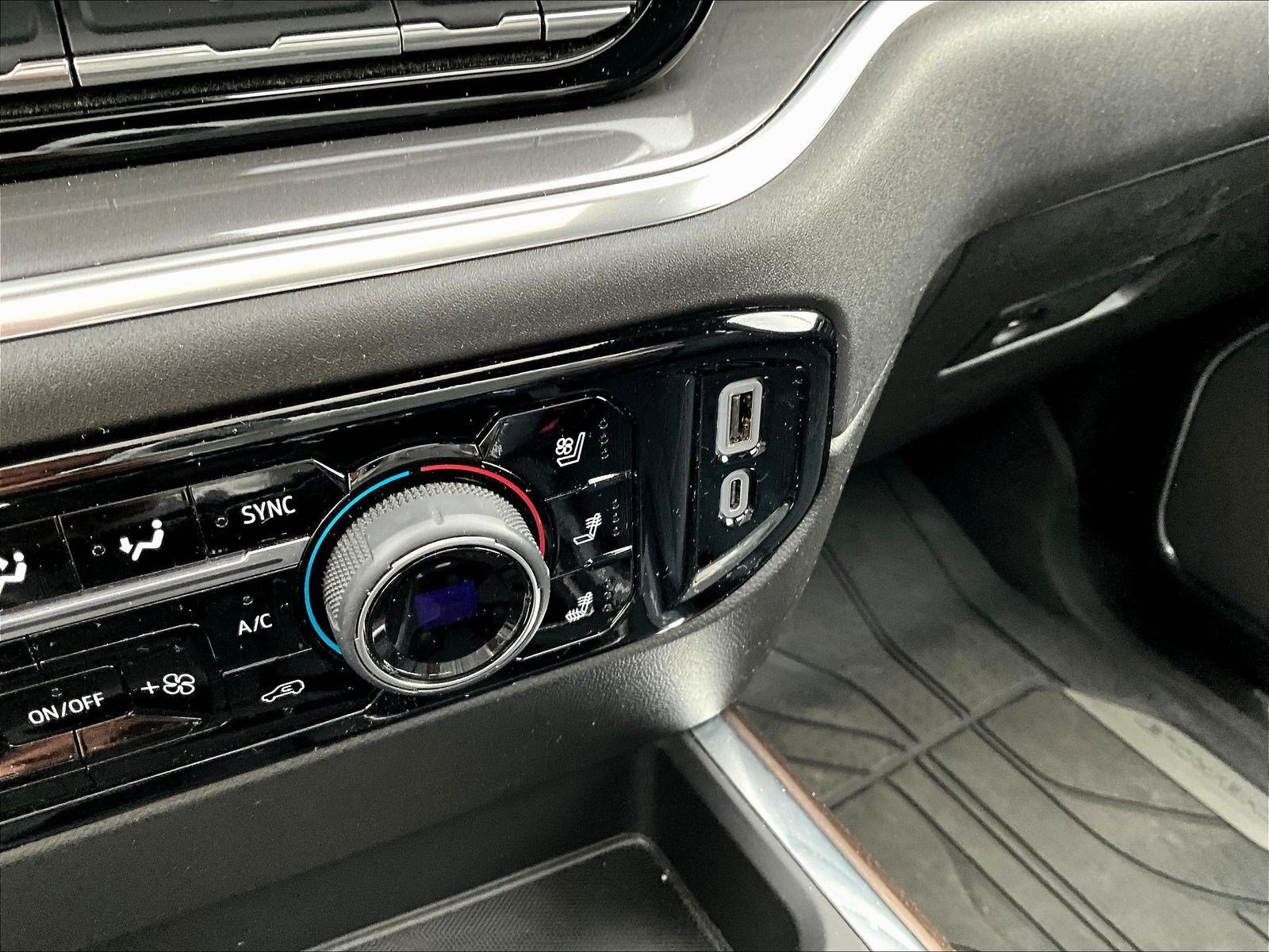 Used 2024 Chevrolet Silverado 1500 High Country w/ High Country Premium Package AWD/4WD image 16