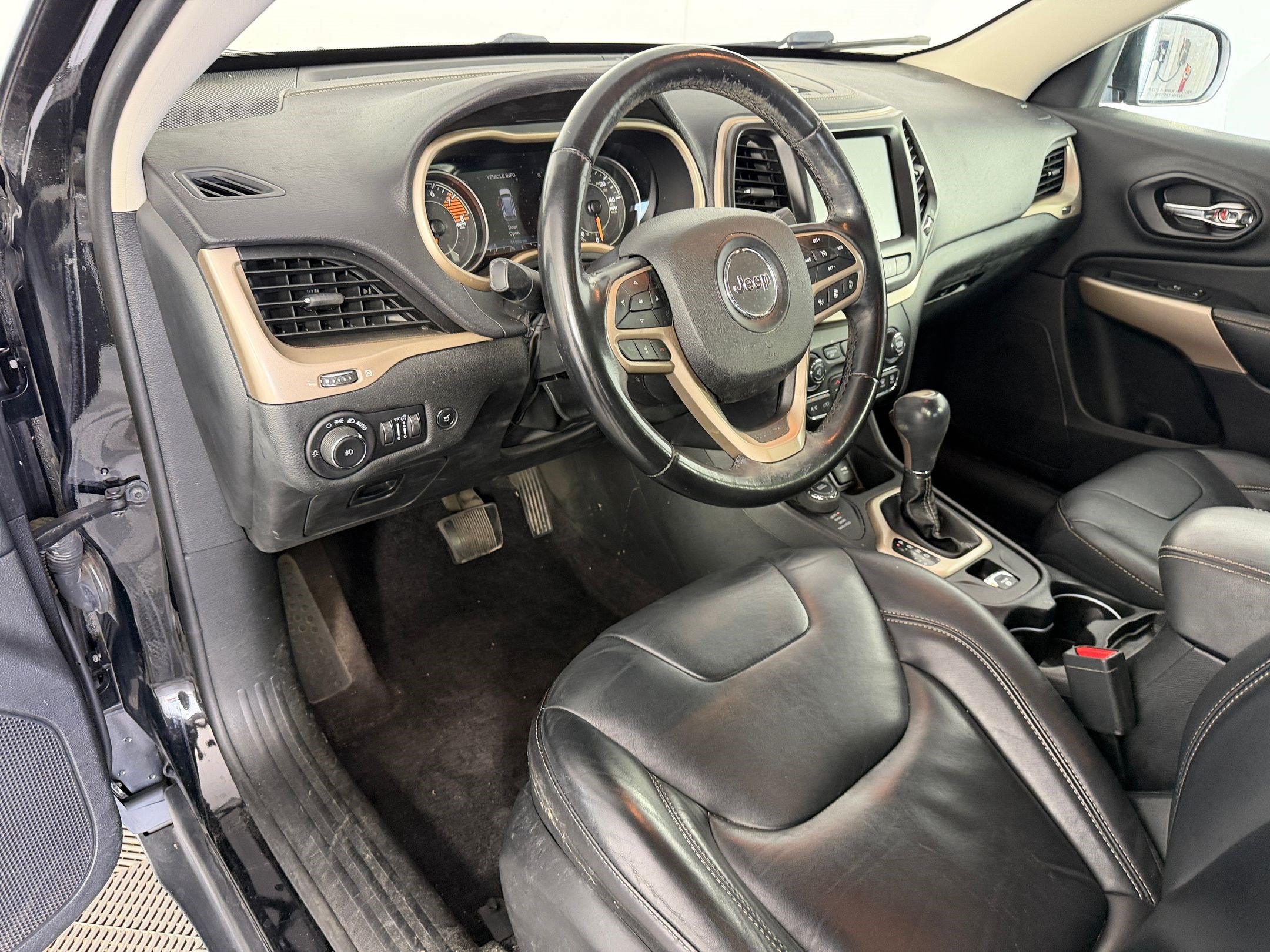 Used 2018 Jeep Cherokee Limited w/ Technology Group AWD/4WD image 4