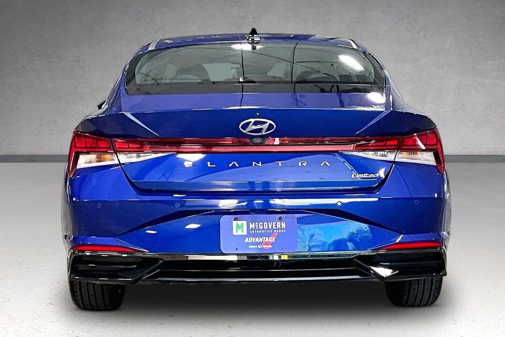 Used 2022 Hyundai Elantra Limited w/ Cargo Package FWD image 5