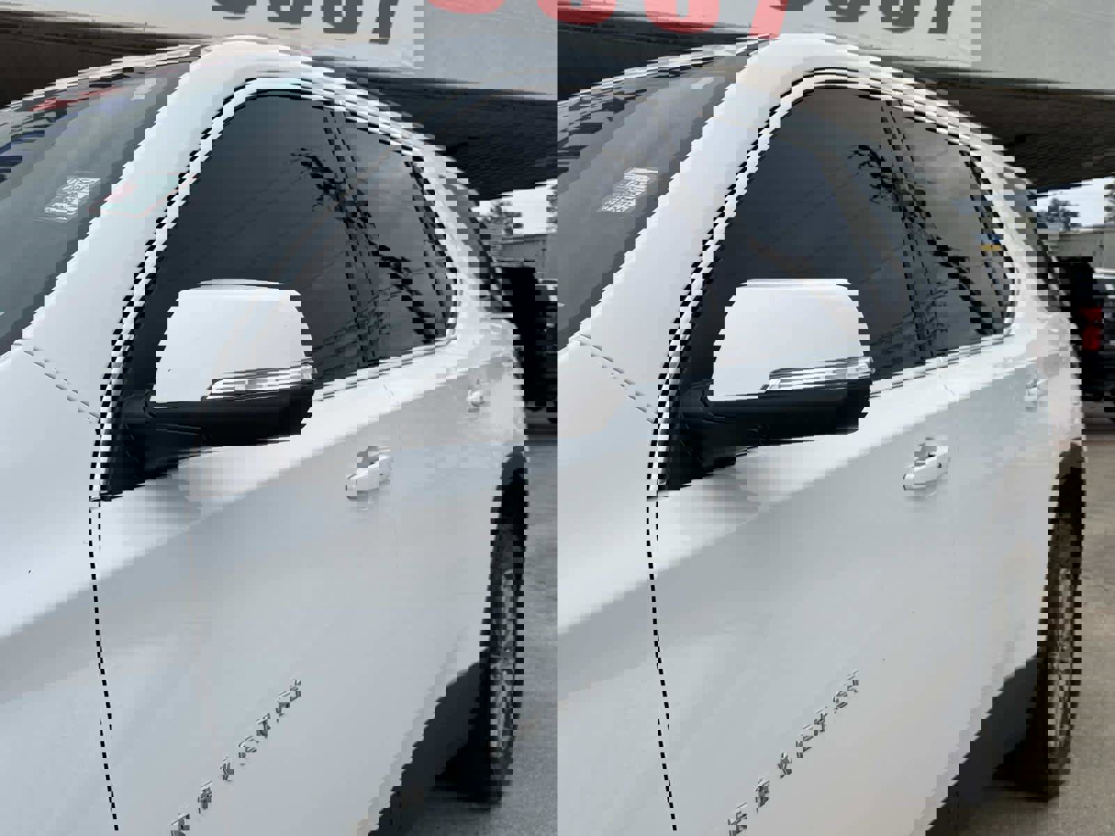 Used 2023 Chevrolet Traverse LT image 6