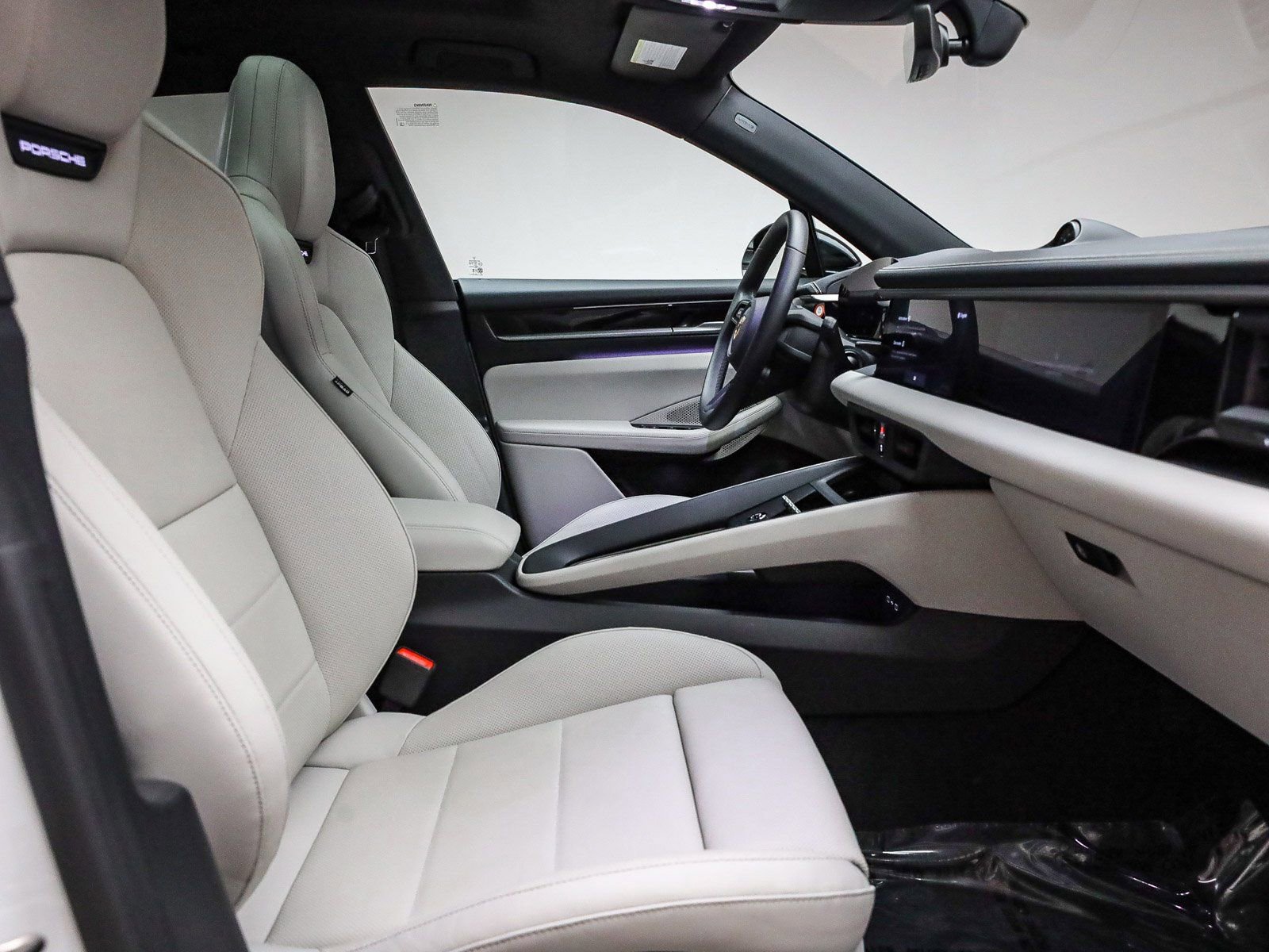 Certified 2025 Porsche Macan Electric image 21